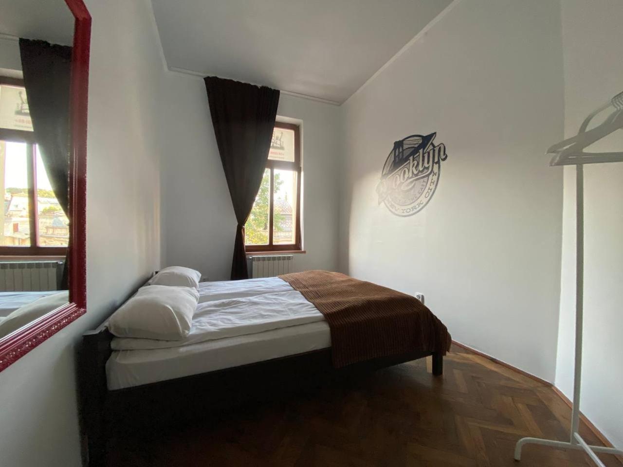 New York Hostel Lviv Bagian luar foto